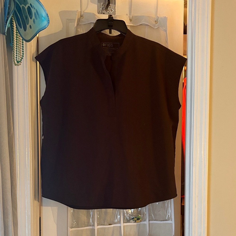 Figs limited edition Rafaela top size medium in dark fig.